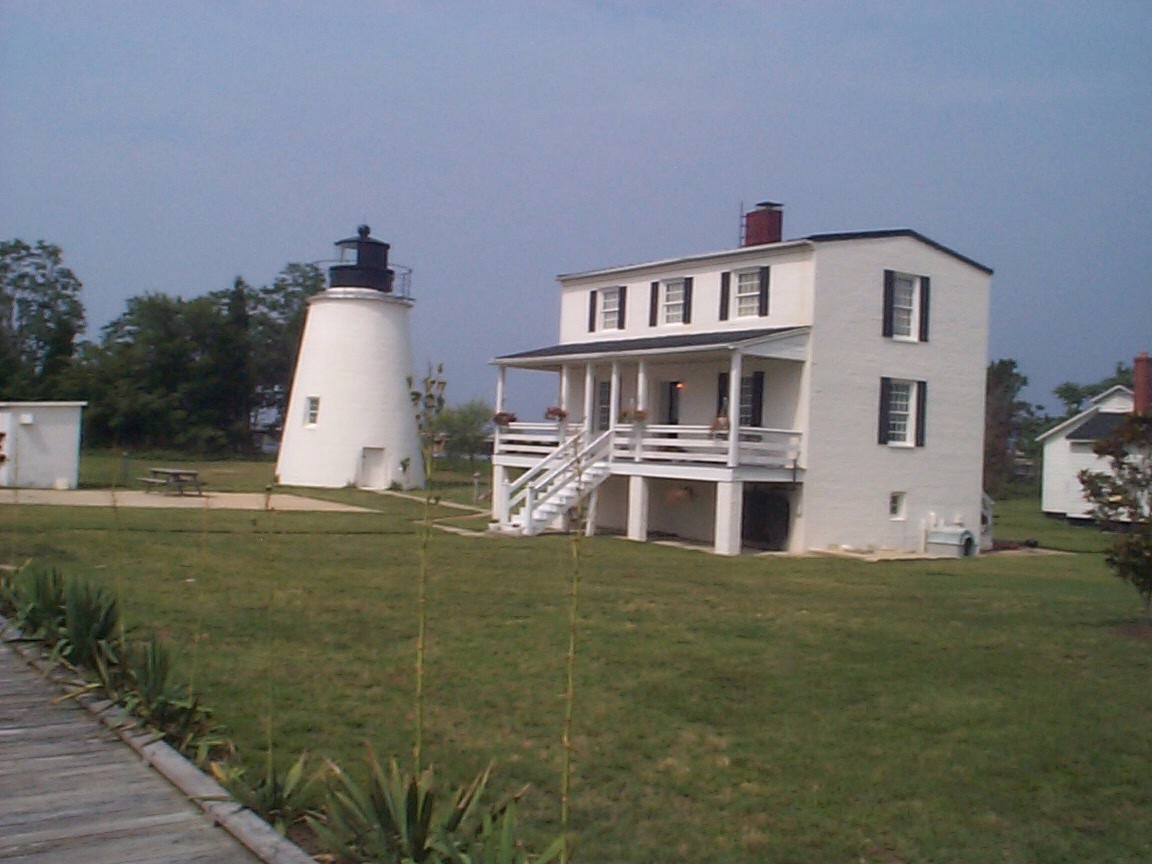 CB - Piney Point Lighthouse.jpg (198731 bytes)