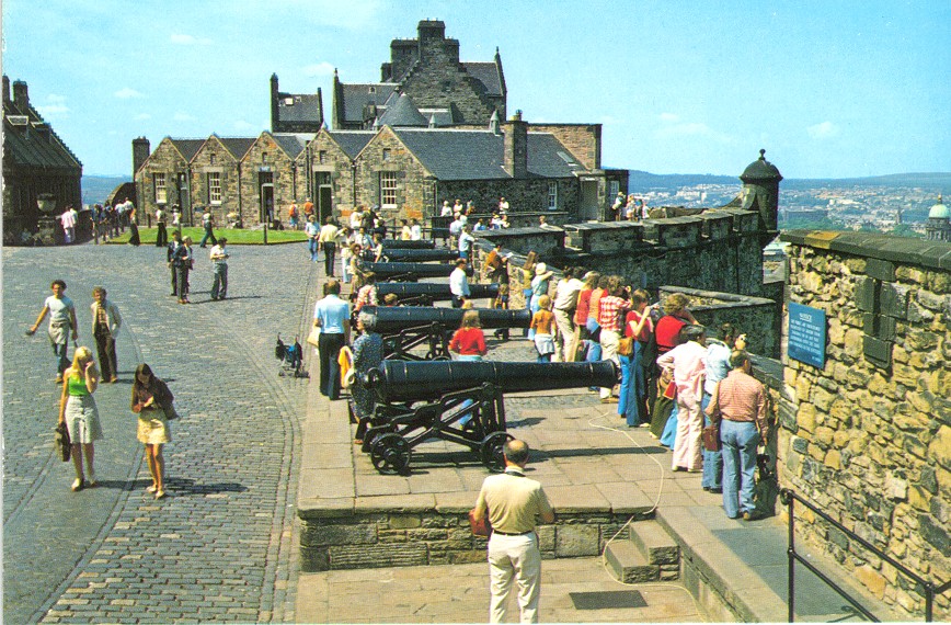 Edinburgh Castle & Visitors.jpg (226657 bytes)
