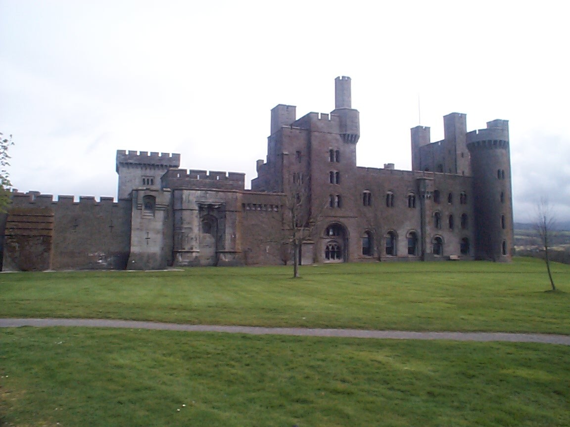 Pen. Castle - Wales.jpg (159499 bytes)